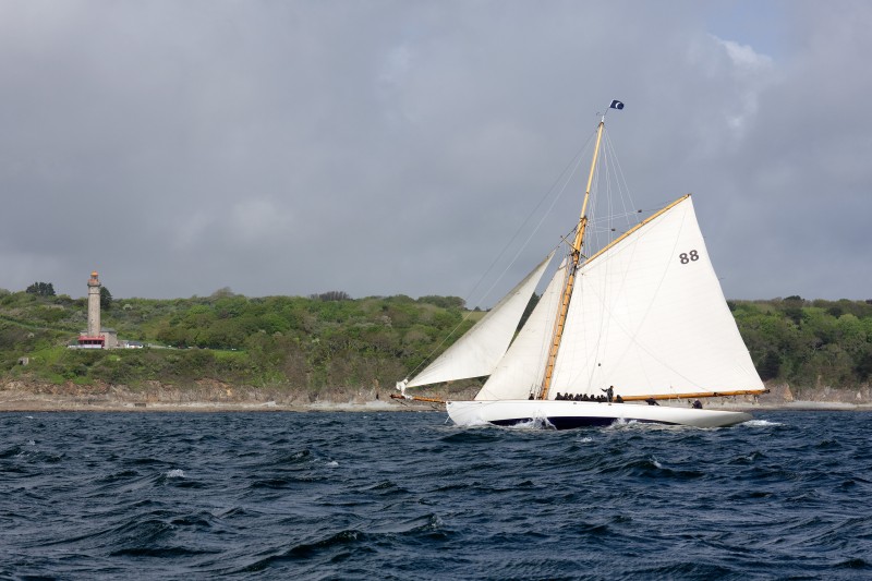 Voilier classique Moonbeam en entrainement . Rade de Brest . Mai 2023 : Voilier classique Moonbeam en entrainement . Rade de Brest . Mai 2023 © Francois Van Malleghem